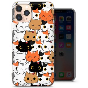 Pode incluir: Uma capa transparente para telefone com fundo branco e um padr&atilde;o repetido de gatos de desenho animado preto, laranja e branco. A capa &eacute; projetada para um iPhone.
