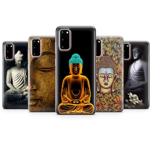 Puede incluir: Cinco fundas de teléfono diferentes con imágenes de Buda. Las fundas son todas negras y tienen una parte posterior transparente. Las imágenes en las fundas son de Buda en diferentes poses y estilos.