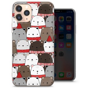 Pode incluir: Uma capa transparente para telefone com um padr&atilde;o de ursos brancos e marrons usando cachec&oacute;is vermelhos e brancos e chap&eacute;us de Papai Noel. Os ursos est&atilde;o dispostos em um padr&atilde;o aleat&oacute;rio e todos est&atilde;o sorrindo.