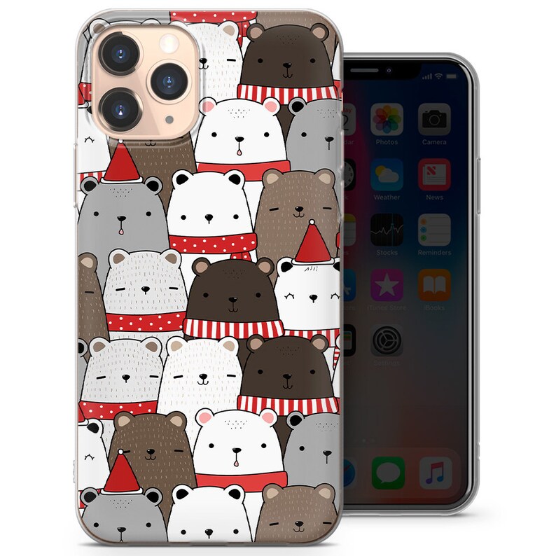 Pode incluir: Uma capa transparente para telefone com um padr&atilde;o de ursos brancos e marrons usando cachec&oacute;is vermelhos e brancos e chap&eacute;us de Papai Noel. Os ursos est&atilde;o dispostos em um padr&atilde;o aleat&oacute;rio e todos est&atilde;o sorrindo.