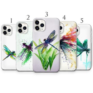 Könnte beinhalten: Fünf verschiedene Handyhüllen mit Aquarell-Libellen-Designs. Jede Hülle zeigt eine andere Libelle mit verschiedenen Farben und Mustern. Die Hüllen sind alle weiß und haben einen transparenten Hintergrund.