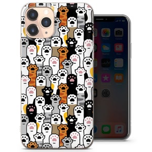 Pode incluir: Uma capa transparente para telefone com fundo branco e um padr&atilde;o de patas de gato coloridas. A capa &eacute; projetada para um iPhone.