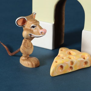 Ratón con queso hecho de madera, Ratón personaje de dibujos animados, Juguete hecho a mano, Regalo para niños, Animales Montessori, Animales Waldorf, Juguete ecológico