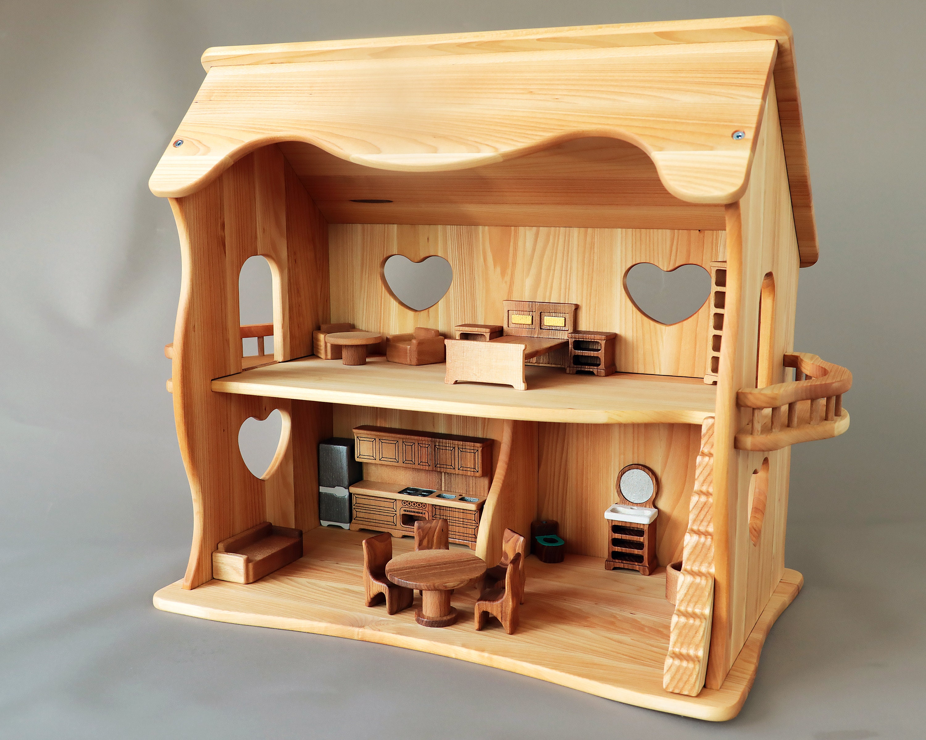 Puppenhaus aus Holz mit Mobiliar und vier Puppen ähnlich Waldorf Stil 