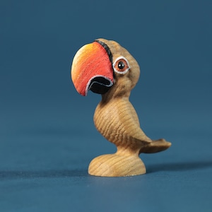 Personaje de dibujos animados de loro de madera / Pájaro hecho a mano / Regalo para niños / Figura de pájaro periquito / Juguetes Waldorf / Juguete ecológico para niños pequeños