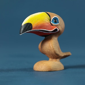 Personaje de dibujos animados de pájaro tucán de madera / pájaro hecho a mano / regalo para niños / animales Montessori / juguetes Waldorf / juguete ecológico para niños pequeños