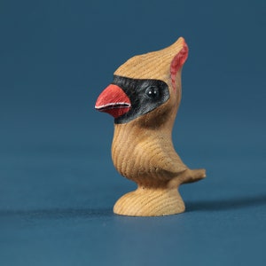 Personaje de dibujos animados de pájaro cardenal de madera / pájaro hecho a mano / regalo para niños / figura cardenal / juguetes Waldorf / juguete ecológico para niños pequeños
