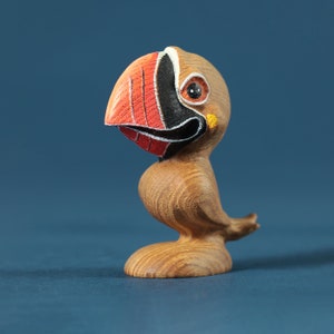 Personaje de dibujos animados de pájaro frailecillo de madera / pájaro hecho a mano / regalo para niños / animales Montessori / juguetes Waldorf / juguete ecológico para niños pequeños