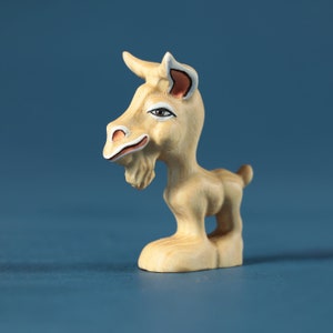 Personaje de dibujos animados de cabra de madera / Juguetes de madera / Cabra hecha a mano / Animales de granja / Animales Montessori / Juguetes Waldorf / Regalo para niños