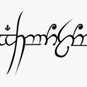 Op de afbeelding: Zwarte elfen script op een witte achtergrond. Het script is geschreven in een vloeiende, elegante stijl, met gebogen lijnen en ingewikkelde details. De tekst lijkt een citaat of zin uit een fantasy roman te zijn.