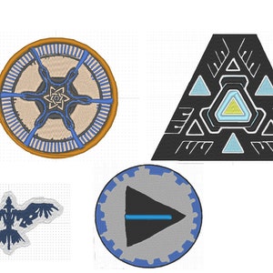 Peut inclure: Écussons brodés avec des motifs géométriques et aviaires. Comprend un emblème circulaire avec un motif en étoile, un motif triangulaire avec des formes géométriques, un corbeau et un emblème circulaire avec un triangle et une ligne bleue.