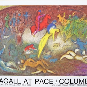 Pode incluir: Uma pintura colorida de Marc Chagall que retrata uma cena com pessoas e animais. A pintura é dominada por cores brilhantes, incluindo vermelho, amarelo, azul e verde. As figuras na pintura são estilizadas e expressivas, e o efeito geral é de alegria e celebração. O texto na parte inferior da pintura diz: "CHAGALL AT PACE / COLUMBUS EXHIBITION JUNE 25th Through JULY 23rd, 1977 1460 EAST BROAD STREET COLUMBUS, OHIO 43205".