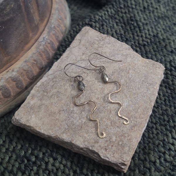 Handgjorda kopparvågörhängen: Pyrithängen