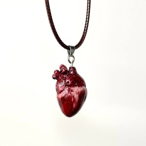Realistic heart necklace top