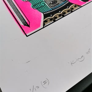 K&ouml;nnte beinhalten: Eine pinkfarbene und schwarze Spielkarte mit einer gr&uuml;nen und schwarzen Illustration des K&ouml;nigs der Kreuz. Die Karte ist mit 1/10 (#) nummeriert und hat den Text 'King of' in der unteren rechten Ecke.