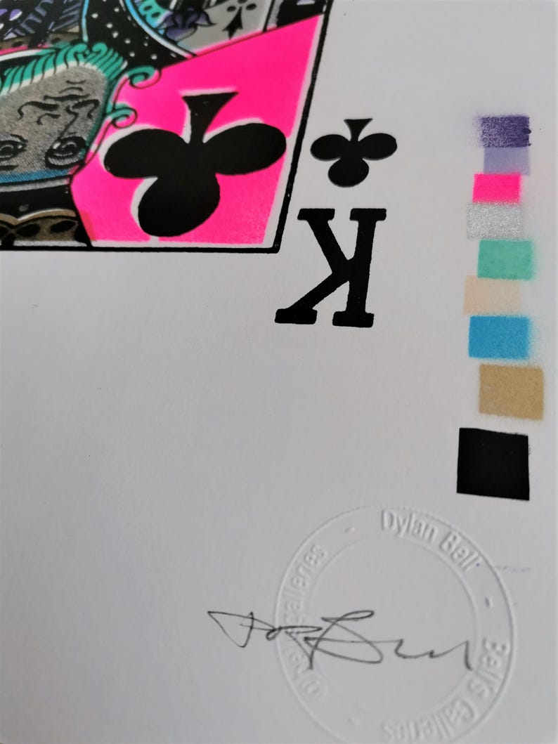 K&ouml;nnte beinhalten: Eine schwarz-wei&szlig;e Spielkarte mit dem K&ouml;nig der Kreuz auf rosa Hintergrund. Die Karte ist von Dylan Bell signiert.