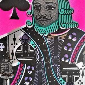 K&ouml;nnte beinhalten: Eine schwarz-wei&szlig;e Spielkarte mit rosa Hintergrund. Die Karte ist der K&ouml;nig der Kreuz. Der K&ouml;nig tr&auml;gt eine Krone und hat einen gr&uuml;nen Bart und gr&uuml;ne Haare. Das Kreuz-Symbol befindet sich in der oberen linken Ecke der Karte.