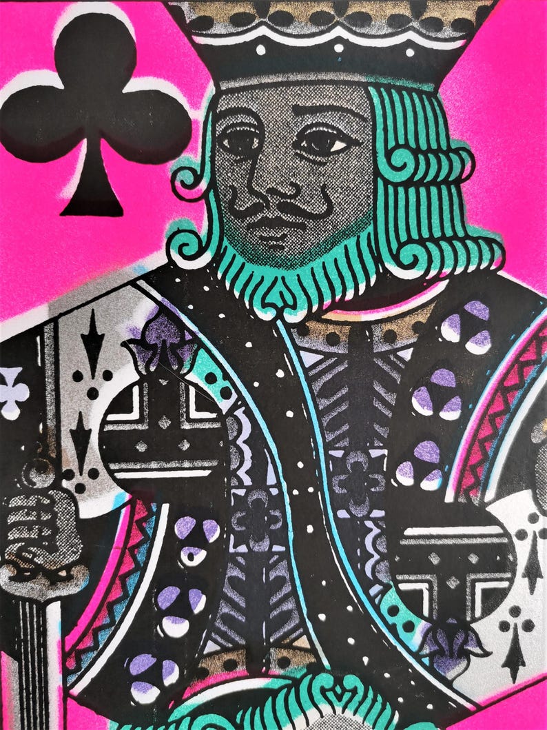 K&ouml;nnte beinhalten: Eine schwarz-wei&szlig;e Spielkarte mit rosa Hintergrund. Die Karte ist der K&ouml;nig der Kreuz. Der K&ouml;nig tr&auml;gt eine Krone und hat einen gr&uuml;nen Bart und gr&uuml;ne Haare. Das Kreuz-Symbol befindet sich in der oberen linken Ecke der Karte.