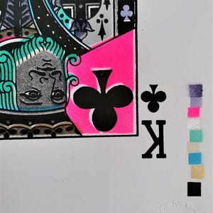 K&ouml;nnte beinhalten: Eine Schwarzwei&szlig;illustration des K&ouml;nigs der Kreuz Spielkarte. Die Karte ist vor einem rosa Hintergrund mit einem schwarzen Kreuzsymbol platziert. Die Karte ist von Dylan Ert signiert.