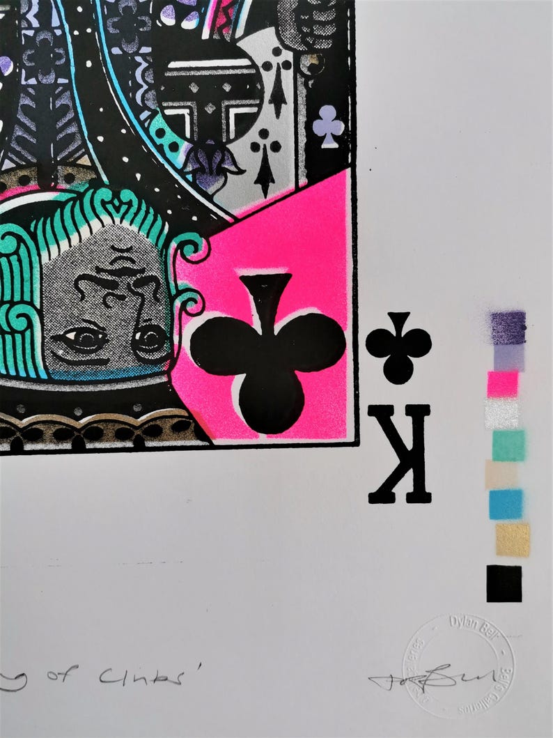 K&ouml;nnte beinhalten: Eine Schwarzwei&szlig;illustration des K&ouml;nigs der Kreuz Spielkarte. Die Karte ist vor einem rosa Hintergrund mit einem schwarzen Kreuzsymbol platziert. Die Karte ist von Dylan Ert signiert.