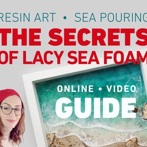 Puede incluir: Una mujer con un gorro rojo y gafas se muestra junto a una pieza de arte de resina enmarcada que representa una escena de playa con agua turquesa, espuma blanca y arena. El texto "RESIN ART • SEA POURING THE SECRETS OF LACY SEA FOAM ONLINE • VIDEO GUIDE" se muestra sobre la obra de arte.