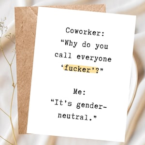 Könnte beinhalten: Eine weiße Grußkarte mit schwarzem Text im Schreibmaschinenstil, der lautet: Coworker: Why do you call everyone 'fucker'? Me: It's gender-neutral. Das Wort 'fucker' ist auf der Karte mit einem hellgelben rechteckigen Hintergrund markiert.