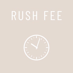 Könnte beinhalten: Weißer Text auf hellbraunem Hintergrund lautet "Rush Fee". Unter dem Text befindet sich eine weiße Umrandung eines Zifferblatts mit Zeigern.