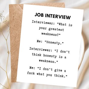 Puede incluir: Una tarjeta de felicitación blanca con texto negro que dice: JOB INTERVIEW. Interviewer: What is your greatest weakness? Me: Honesty. Interviewer: I don't think honesty is a weakness. Me: I don't give a fuck what you think. La tarjeta está sobre un sobre marrón.