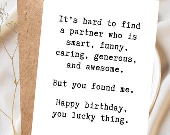 Puede incluir: Una tarjeta de felicitación rectangular blanca con texto negro estilo máquina de escribir: It's hard to find a partner who is smart, funny, caring, generous, and awesome. But you found me. Happy birthday, you lucky thing. Sobre un sobre marrón.
