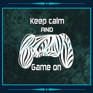 Könnte beinhalten: Weiße Grafik auf dunkelgrünem Hintergrund mit dem Text "Keep calm and Game on" und einem stilisierten Bild eines Videospiel-Controllers.