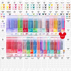 Può includere: Una collezione di pennarelli multicolori disposti in set, ciascuno etichettato con nomi di colori specifici come Grey Purple e Lipstick Red. La confezione presenta un'icona a forma di testa di Topolino e include numerose schede colore con contorni a forma di Topolino.