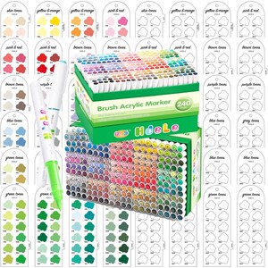 Puede incluir: Un juego de 240 rotuladores acrílicos con punta de pincel en una caja verde, con una amplia gama de colores. La caja está etiquetada como "Brush Acrylic Marker 240". Muestras de color se muestran alrededor de la caja.