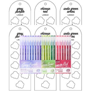 Op de afbeelding: Een set gelpennen in drie kleurenschema's: grijs paars, sodagroen en chinees rood. Elke set is verpakt in een doorzichtige plastic hoes met bijpassende kleurlabels. De pennen worden weergegeven met bijpassende kleurlabels.