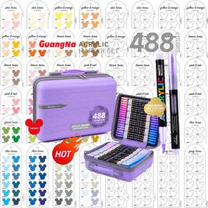 Könnte beinhalten: Ein GuangNa Acrylmarker-Set mit 488 Farben in einem violetten Koffer. Das Set enthält eine nach Farbtönen sortierte Sammlung von Stiften vor einem Hintergrund aus Farbkarten mit Mickey-förmigen Mustern und nummerierten Farbbezeichnungen.