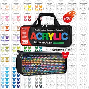 Op de afbeelding: Een zwarte draagtas met handvat, met het opschrift "ACRYLIC BRUSH MARKER" met 366 kleuren. Daaronder is een tweede etui gevuld met kleurrijke stiften. Kleurstalen zijn rond de etuis gerangschikt.