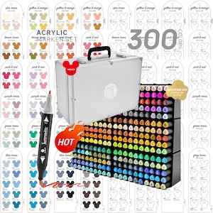 Può includere: Un set da 300 pennarelli acrilici DecoTime con una valigetta argentata, un supporto nero e un pennarello a doppia punta. Il set include cartelle colori con icone a forma di Mickey Mouse ed etichette per tonalità pelle, giallo, arancione, marrone, rosa, rosso, viola, verde, blu e grigio.
