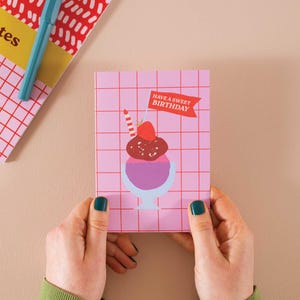 Süße Geburtstagskarte | Eisbecher Design | Spaß & Verspielte Begrüßung | Recyclingpapier A6 Karte | Blank Innenseite mit Kraft Umschlag