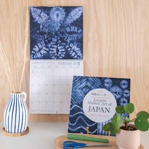 Calendrier mural 2026 Shibori | Agenda mensuel à motif indigo | Calendrier inspiré de l&#39;art japonais | Papier recyclé | Organiseur mural compact Royaume-Uni