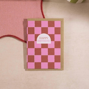damier joyeux anniversaire | Design rose vif et noir | Salutation graphique moderne | Carte en papier recyclé | A6 avec enveloppe kraft