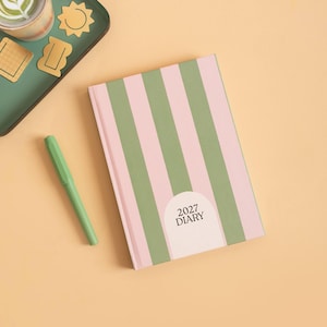 2027 Tagebuch | Salbei Gestreift A5 Wochenplaner | Minimal Laien Hardcover Organizer | Calm Schreibtisch Agenda | Stiller Luxus Planer | Neutrales Tagebuch