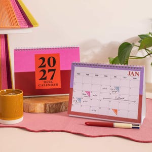 Skrivbordskalender 2027 | Fet block | Grafisk minimalistisk kalender | Stark rosa och terrakotta | Månad att se | Färgglatt brevpapper | Hemmakontor