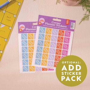 Puede incluir: Dos paquetes de "Corner Planner Stickers" con pegatinas cuadradas de colores. Cada pegatina tiene una etiqueta diagonal con palabras como "cumplea&ntilde;os" y "d&iacute;a de pago". El embalaje incluye el texto "dos hojas | fabricado en el Reino Unido | papel 100% reciclado".