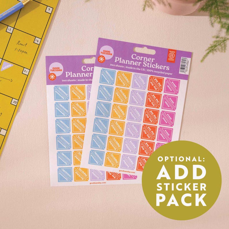 Puede incluir: Dos paquetes de "Corner Planner Stickers" con pegatinas cuadradas de colores. Cada pegatina tiene una etiqueta diagonal con palabras como "cumplea&ntilde;os" y "d&iacute;a de pago". El embalaje incluye el texto "dos hojas | fabricado en el Reino Unido | papel 100% reciclado".