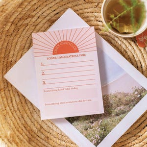 Blocco note A6 per gratitudine quotidiana Tre cose buone / Mindfulness quotidiana / Blocco per la cura di sé / Carta riciclata / Sottomano / Raggi solari / Rosa boho