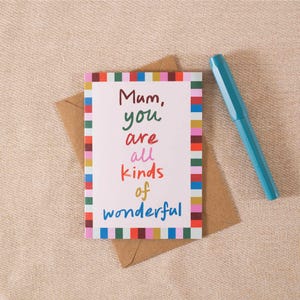 Biglietto di auguri per la festa della mamma colorato e luminoso / Tipografia audace / Saluto allegro / Biglietto A6 in carta riciclata / Interno vuoto con busta in carta kraft
