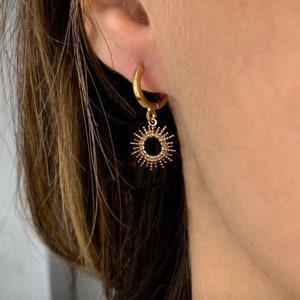 Mini Hoop Earring Plaqué or Soleil mini créoles dormeuses plaqué or hoop boucles d'oreilles pendant médaille plaqué or charms oreilles