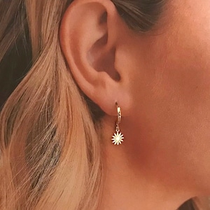 Mini Hoop Earring Plaqué or Jeton soleil créoles dormeuses plaqué or hoop boucles d'oreilles pendant médaille plaqué or charm oreilles