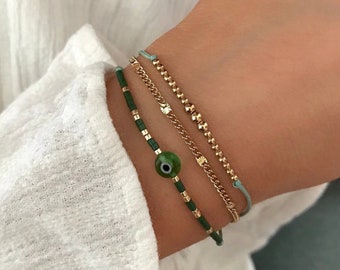 Kombination aus Augenarmbändern und vergoldeten Miyuki-Perlen-Ketten mit mehrreihigen Perlenarmbändern