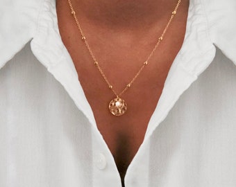 Vergoldete Scheiben-Süßwasserperlen-Halskette, Medaillon-Scheibe, gehämmertes Token mit Süßwasserperle