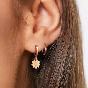 Boucles d'oreilles Fleurs Plaqué Or Mini Hoop Earring Créoles Fleuries dormeuses médaille plaqué or charms oreilles